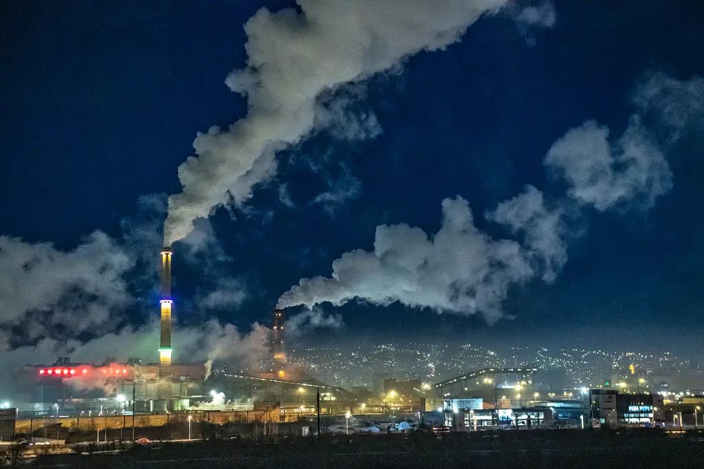 Factory emitting carbon emissions